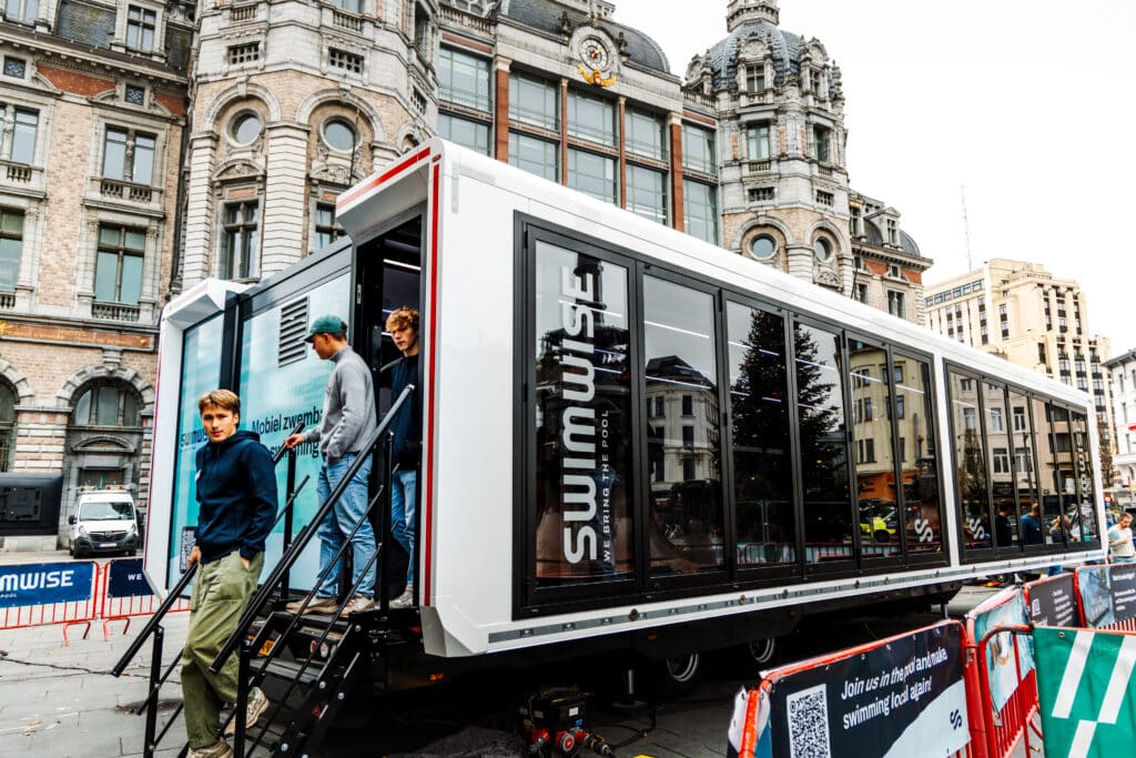 Mobile swimming pool of Swimwise at the sportinnovationcongress in Antwerp